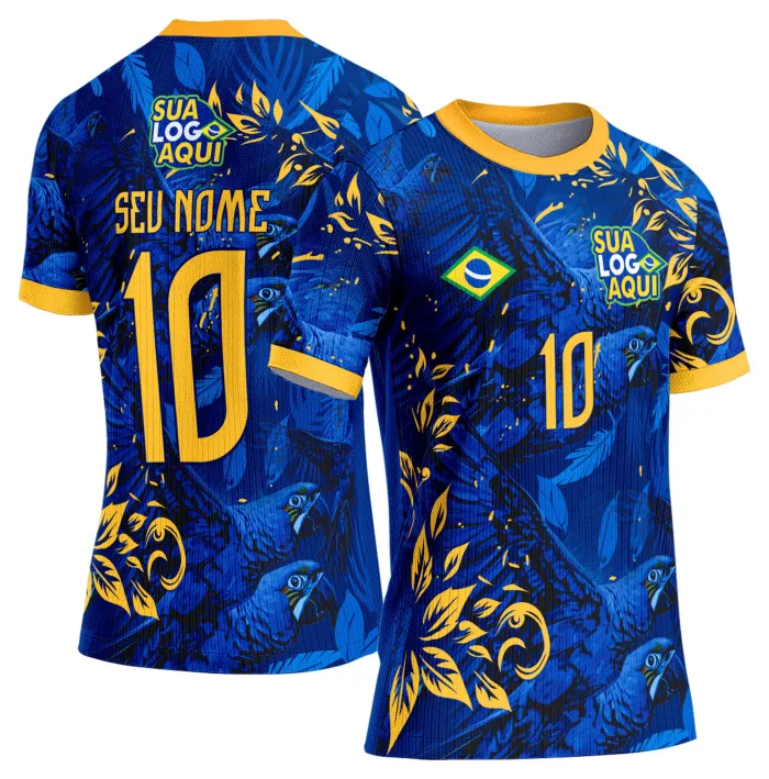 Camiseta unissex branca com logo no peito e estampa grande nas costas inspirada na seleção do Brasil para a Copa do Mundo 2026, ideal para torcedores que buscam estilo e conforto.