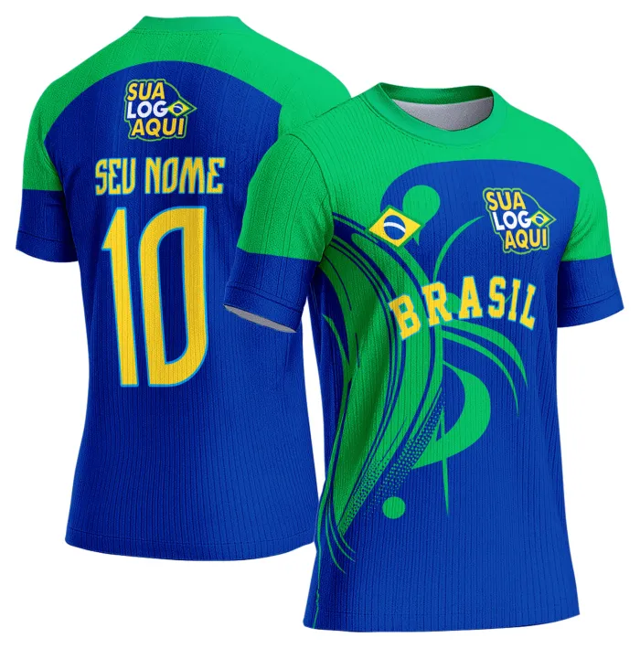 Camiseta unissex branca com logo no peito e estampa grande nas costas com tema Brasil Copa do Mundo 2026, destacando cores vibrantes e design marcante.