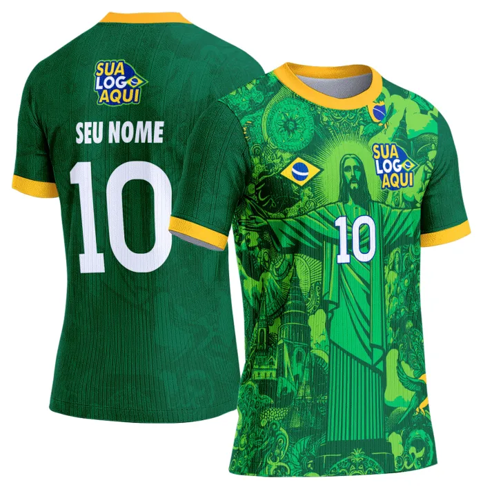Camiseta unissex branca com logo no peito e estampa grande nas costas inspirada na seleção do Brasil para a Copa do Mundo 2026, ideal para torcedores que buscam estilo e conforto.