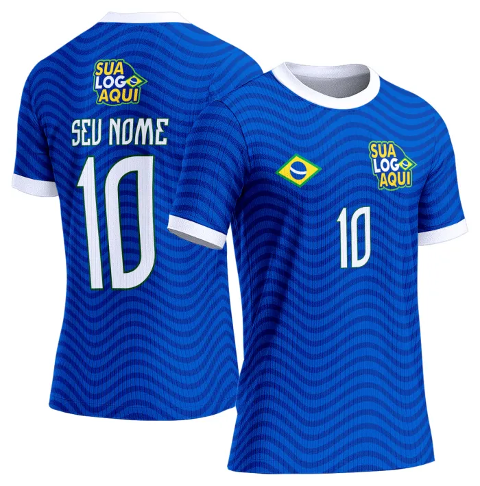 Camiseta unissex branca com logo no peito e estampa grande nas costas inspirada na seleção do Brasil para a Copa do Mundo 2026, ideal para torcedores que buscam estilo e conforto.