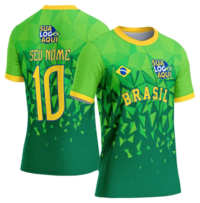 Camiseta unissex branca com logo no peito e estampa grande nas costas inspirada na seleção do Brasil para a Copa do Mundo 2026, estilo esportivo e vibrante.