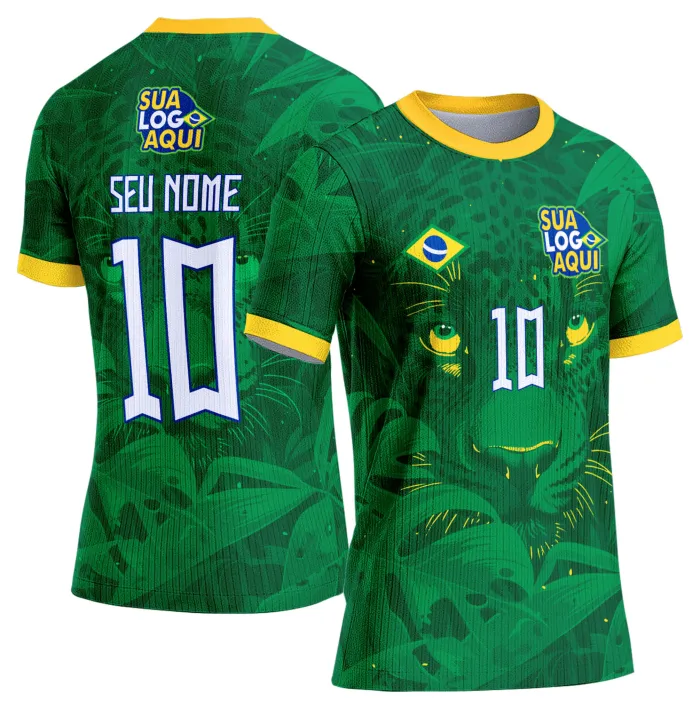 Camiseta unissex branca com logo no peito e estampa grande nas costas inspirada na seleção do Brasil para a Copa do Mundo 2026, ideal para torcedores que buscam estilo e conforto.