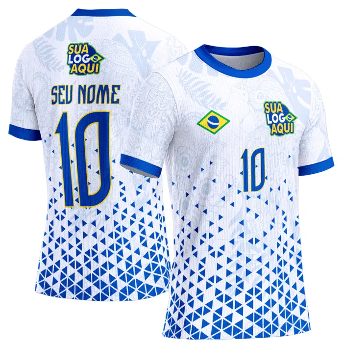 Camiseta unissex branca com logo no peito e estampa grande nas costas inspirada na seleção do Brasil para a Copa do Mundo 2026, ideal para torcedores que buscam estilo e conforto.
