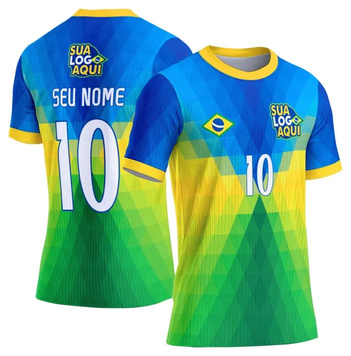 Camiseta unissex branca com logo no peito e estampa grande nas costas inspirada na seleção do Brasil para a Copa do Mundo 2026, ideal para torcedores que buscam estilo e conforto.