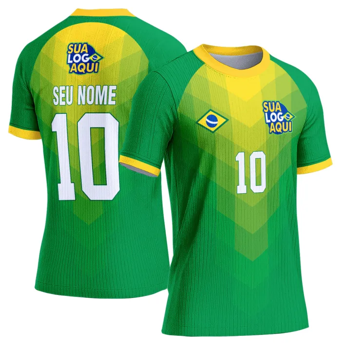 Camiseta unissex branca com logo no peito e estampa grande nas costas inspirada na seleção do Brasil para a Copa do Mundo 2026, ideal para torcedores que buscam estilo e conforto.