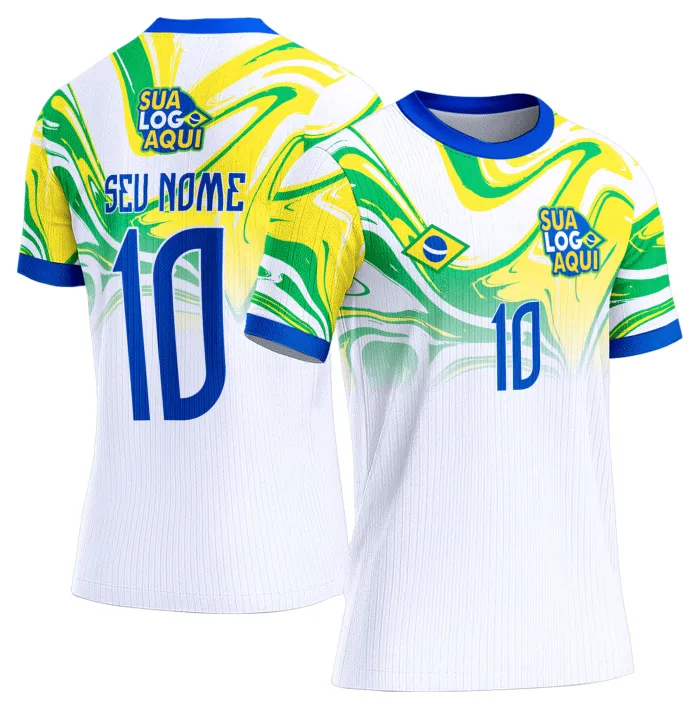 Camiseta unissex branca com logo no peito e estampa grande nas costas inspirada na seleção do Brasil para a Copa do Mundo 2026, ideal para torcedores que buscam estilo e conforto.