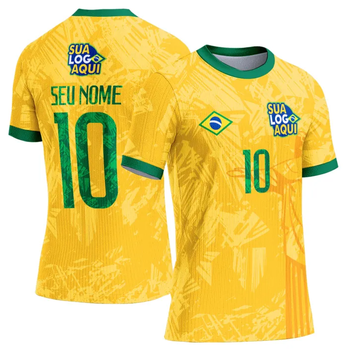 Camiseta unissex branca com logo no peito e estampa grande nas costas inspirada na seleção do Brasil para a Copa do Mundo 2026, ideal para torcedores que buscam estilo e conforto.