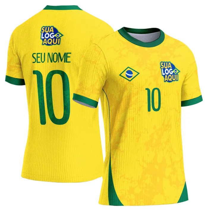 Camiseta unissex branca com logo no peito e estampa grande nas costas inspirada na seleção do Brasil para a Copa do Mundo 2026, ideal para torcedores que buscam estilo e conforto.