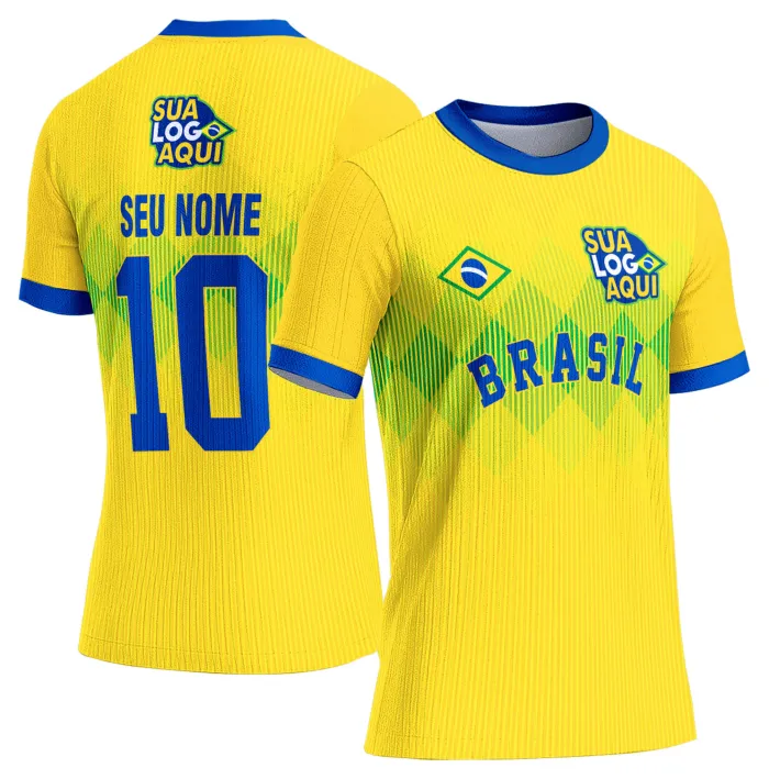 Camiseta unissex branca com logo no peito e estampa grande nas costas inspirada na Seleção Brasil para Copa do Mundo 2026, design vibrante e moderno para fãs do futebol