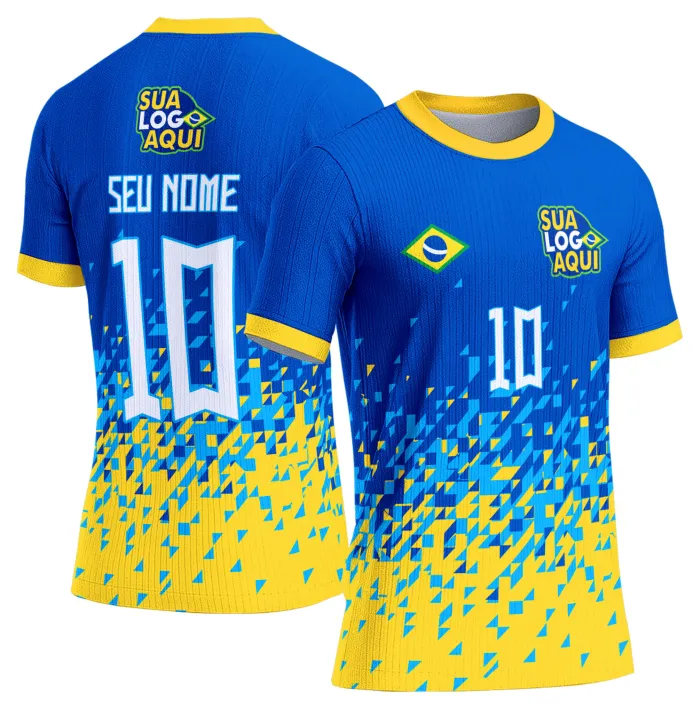 Camiseta unissex branca com logo no peito e estampa grande nas costas inspirada na seleção do Brasil para a Copa do Mundo 2026, ideal para torcedores que buscam estilo e conforto.