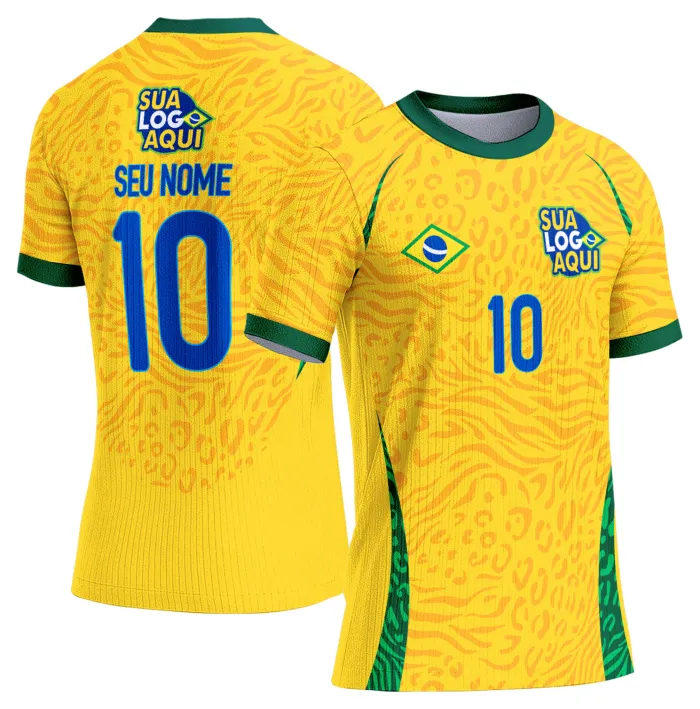 Camiseta unissex branca com logo no peito e estampa grande nas costas inspirada na seleção do Brasil para a Copa do Mundo 2026, ideal para torcedores que buscam estilo e conforto.