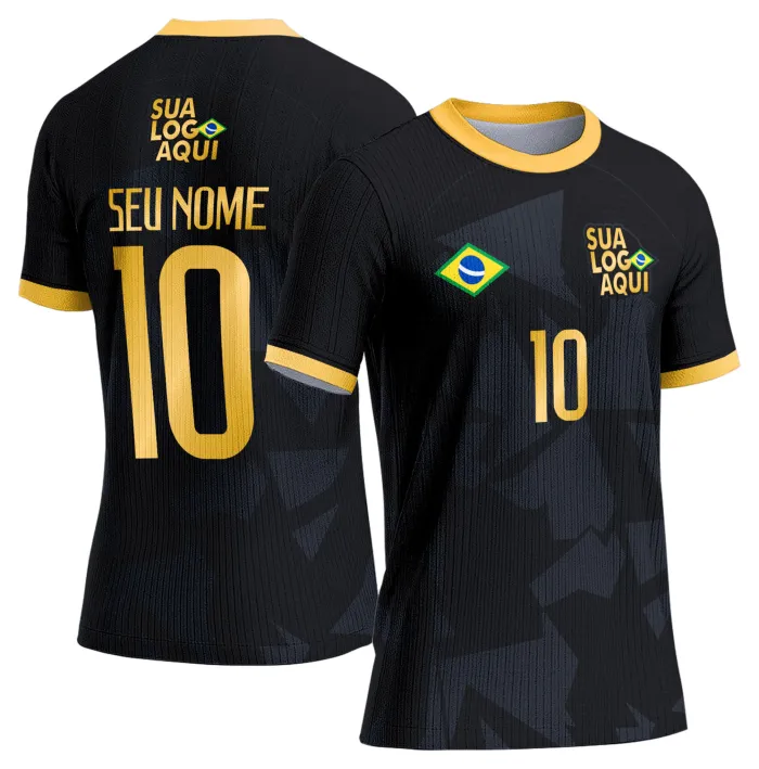 Camiseta unissex branca com logo no peito e estampa grande nas costas inspirada na seleção do Brasil para a Copa do Mundo 2026, ideal para torcedores que buscam estilo e conforto.