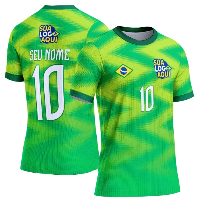 Camiseta unissex branca com logo no peito e estampa grande nas costas inspirada na seleção do Brasil para a Copa do Mundo 2026, ideal para torcedores que buscam estilo e conforto.