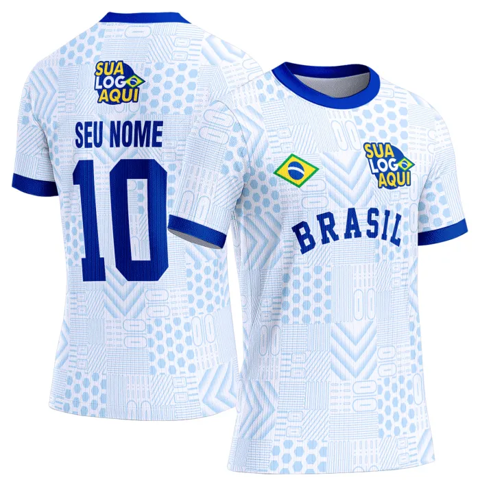Camiseta unissex branca com logo no peito e estampa grande nas costas, inspirada na seleção do Brasil para a Copa do Mundo 2026, perfeita para fãs e torcedores.