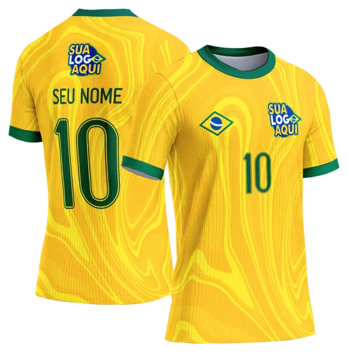 Camiseta unissex branca com logo no peito e estampa grande nas costas inspirada na seleção do Brasil para a Copa do Mundo 2026, ideal para torcedores que buscam estilo e conforto.