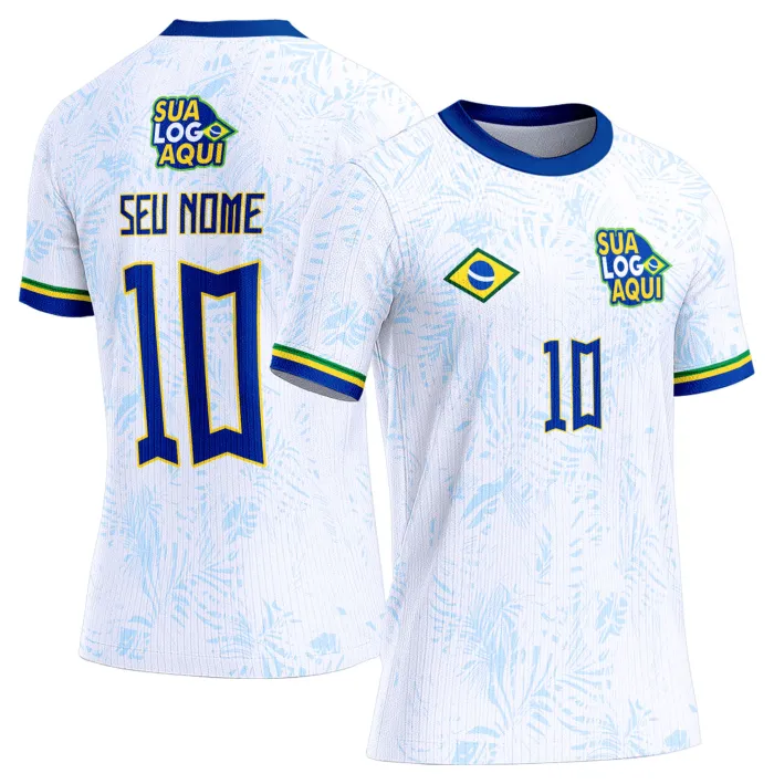 Camiseta unissex branca com logo no peito e estampa grande nas costas inspirada na seleção do Brasil para a Copa do Mundo 2026, ideal para torcedores que buscam estilo e conforto.