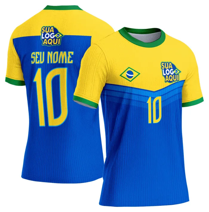 Camiseta unissex branca com logo no peito e estampa grande nas costas inspirada na seleção do Brasil para a Copa do Mundo 2026, ideal para torcedores que buscam estilo e conforto.