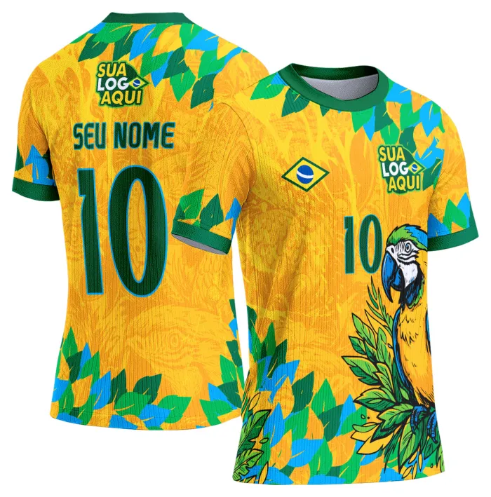 Camiseta unissex branca com logo no peito e estampa grande nas costas inspirada na seleção do Brasil para a Copa do Mundo 2026, ideal para torcedores que buscam estilo e conforto.