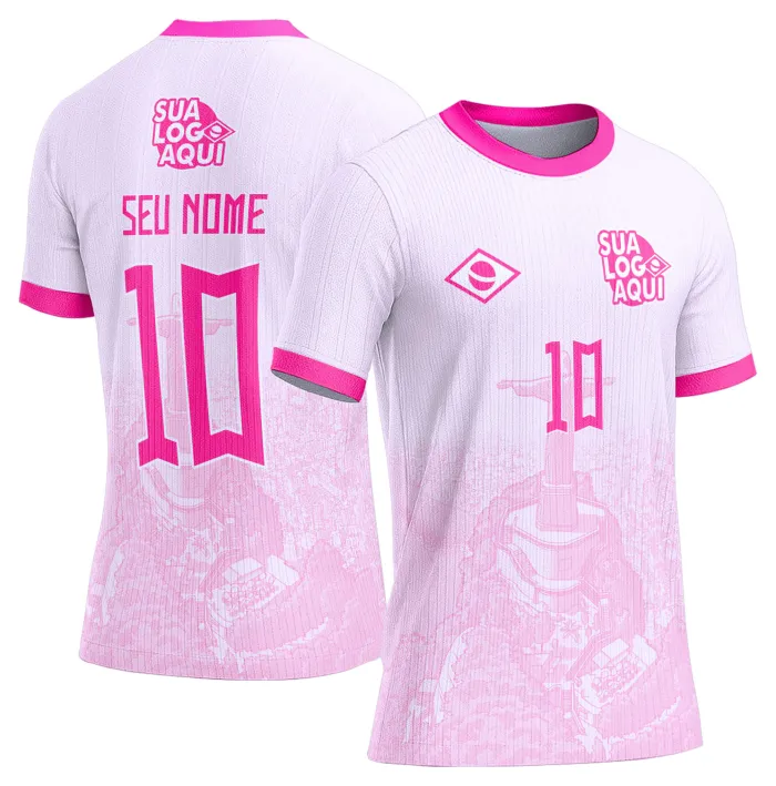 Camiseta unissex branca com logo no peito e estampa grande nas costas inspirada na seleção do Brasil para a Copa do Mundo 2026, ideal para torcedores que buscam estilo e conforto.