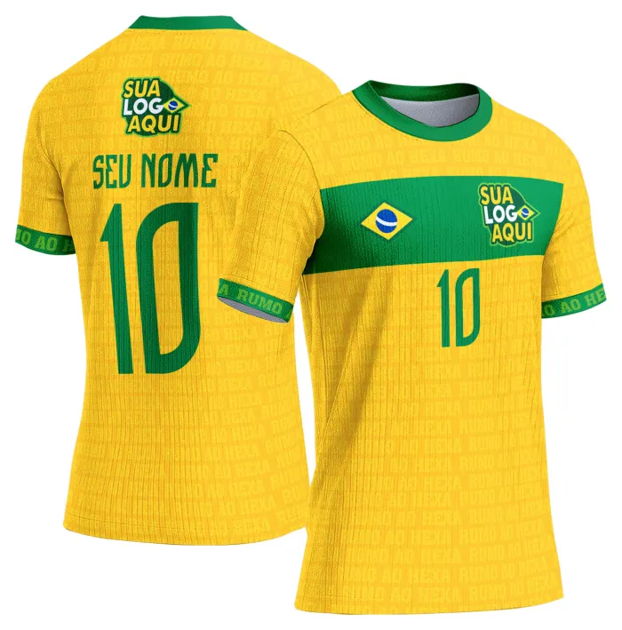 Camiseta unissex branca com logo no peito e estampa grande nas costas inspirada na seleção do Brasil para a Copa do Mundo 2026, ideal para torcedores que buscam estilo e conforto.