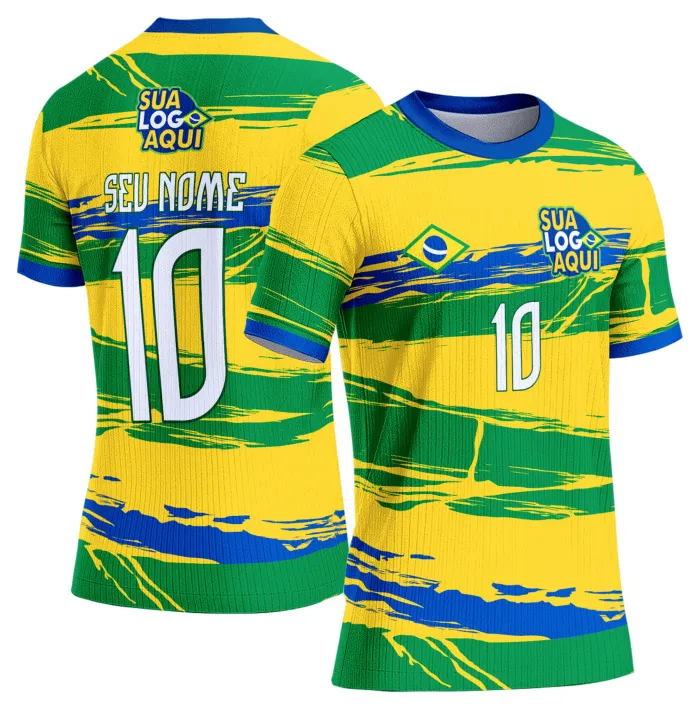 Camiseta unissex branca com logo no peito e estampa grande nas costas inspirada na seleção do Brasil para a Copa do Mundo 2026, ideal para torcedores que buscam estilo e conforto.