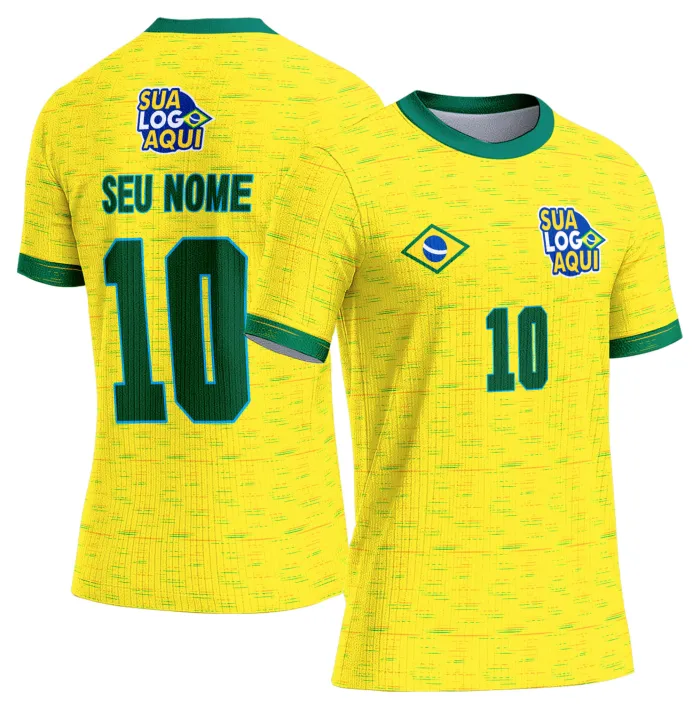 Camiseta unissex branca com logo no peito e estampa grande nas costas inspirada na seleção do Brasil para a Copa do Mundo 2026, ideal para torcedores que buscam estilo e conforto.