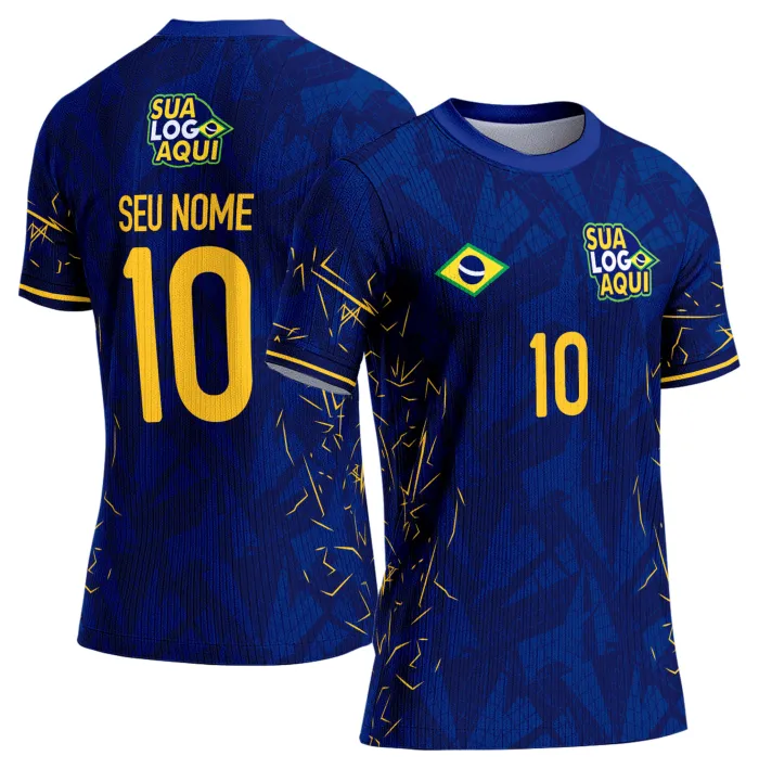 Camiseta unissex branca com logo no peito e estampa grande nas costas inspirada na seleção do Brasil para a Copa do Mundo 2026, ideal para torcedores que buscam estilo e conforto.
