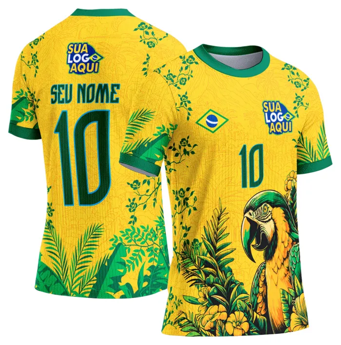 Camiseta unissex branca com logo no peito e estampa grande nas costas inspirada na seleção do Brasil para a Copa do Mundo 2026, ideal para torcedores que buscam estilo e conforto.