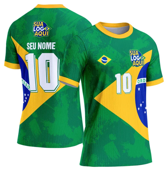 Camiseta unissex branca com logo no peito e estampa grande nas costas inspirada na seleção do Brasil para a Copa do Mundo 2026, ideal para torcedores que buscam estilo e conforto.