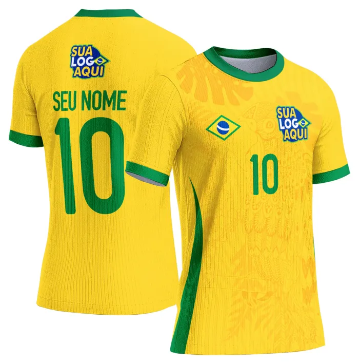 Camiseta unissex branca com logo no peito e estampa grande nas costas inspirada na seleção do Brasil para a Copa do Mundo 2026, ideal para torcedores que buscam estilo e conforto.