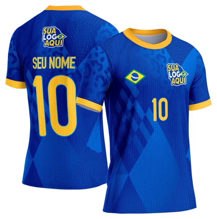 Camiseta unissex branca com logo no peito e estampa grande nas costas inspirada na seleção do Brasil para a Copa do Mundo 2026, ideal para torcedores que buscam estilo e conforto.