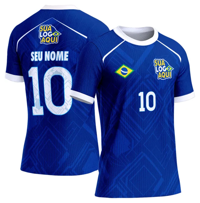 Camiseta unissex branca com logo no peito e estampa grande nas costas inspirada na seleção do Brasil para a Copa do Mundo 2026, ideal para torcedores que buscam estilo e conforto.