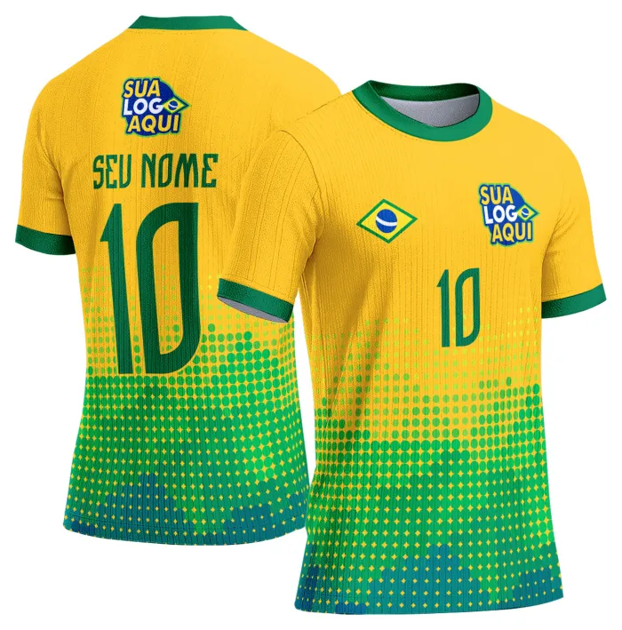 Camiseta unissex branca com logo no peito e estampa grande nas costas inspirada na seleção do Brasil para a Copa do Mundo 2026, ideal para torcedores que buscam estilo e conforto.