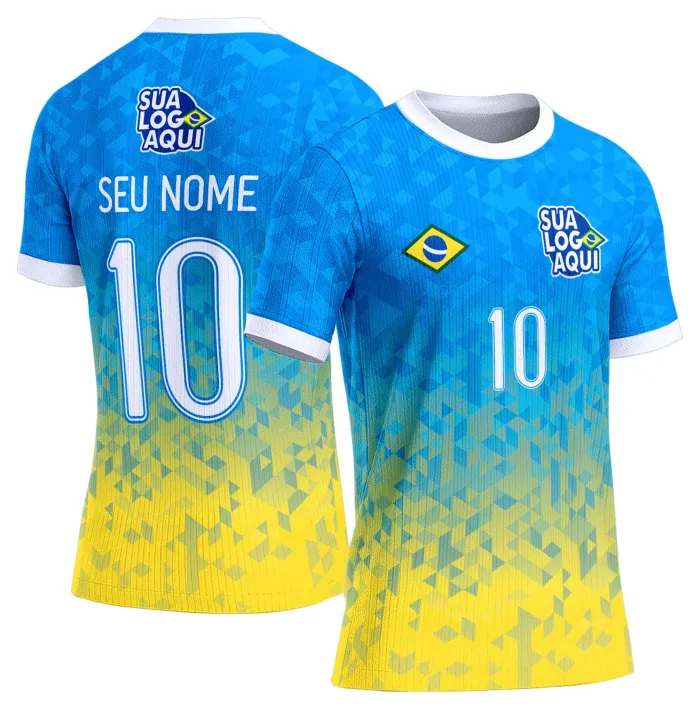 Camiseta unissex branca com logo no peito e estampa grande nas costas inspirada na seleção do Brasil para a Copa do Mundo 2026, ideal para torcedores que buscam estilo e conforto.
