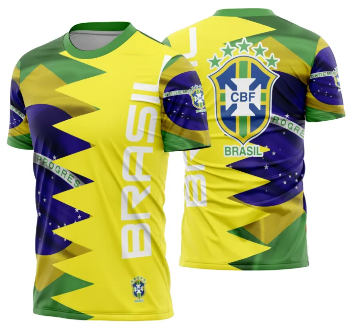 Camiseta unissex preta com logo no peito e estampa grande nas costas com tema Brasil em ritmo de Copa do Mundo 2026, destacando vibração e paixão pelo futebol.