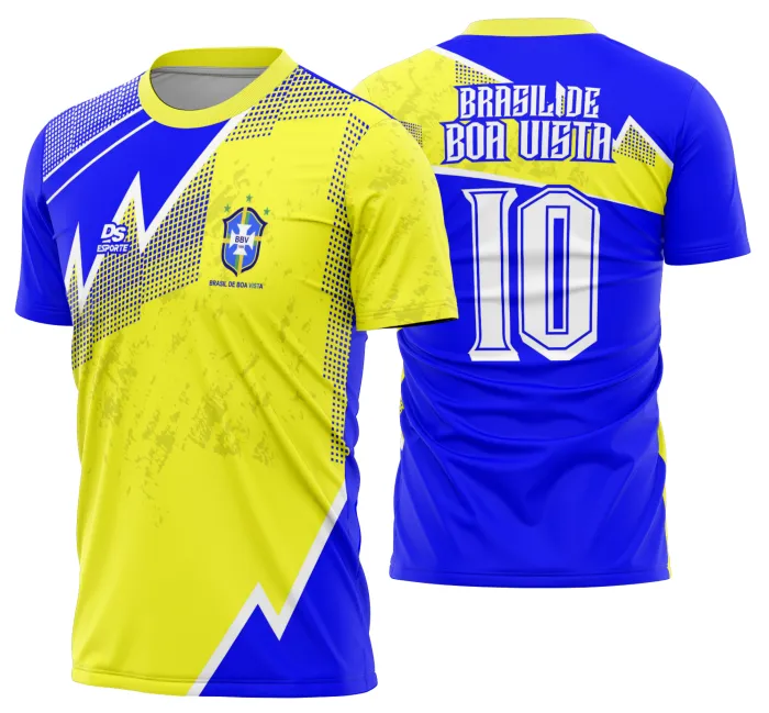 Camiseta unissex preta com logo no peito e estampa grande nas costas inspirada no Brasil em ritmo de Copa do Mundo 2026, destacando cores vibrantes e design moderno.