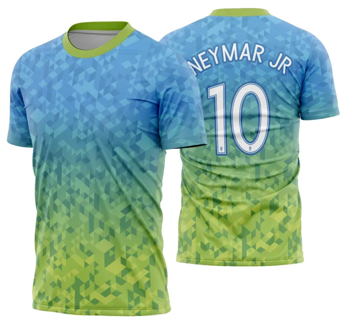 Camiseta unissex branca com logo no peito e estampa grande nas costas mostrando o Brasil em ritmo de Copa do Mundo 2026 em destaque e detalhes coloridos vibrantes.