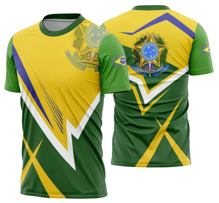 Camiseta unissex preta com logo no peito e estampa grande nas costas celebrando Brasil em ritmo de Copa do Mundo 2026, feita para torcedores que curtem estilo e conforto na arquibancada.