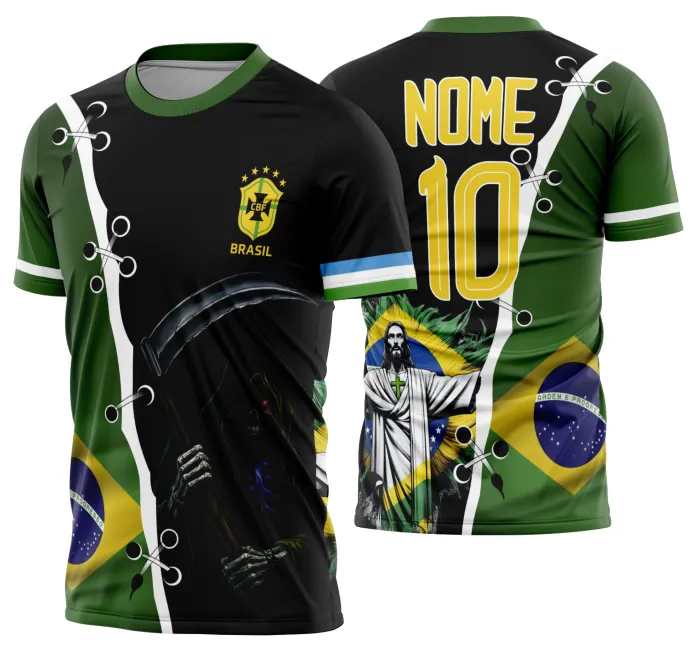 Camiseta unissex branca com logo no peito e estampa grande nas costas mostrando a celebração do Brasil em ritmo de Copa do Mundo 2026, design moderno e vibrante para torcedores.