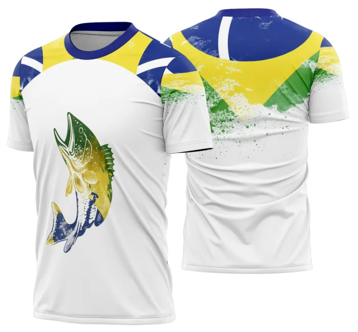 Camiseta unissex branca com logo no peito e estampa grande nas costas com tema Brasil em ritmo de Copa do Mundo 2026, perfeita para torcer com estilo e conforto.