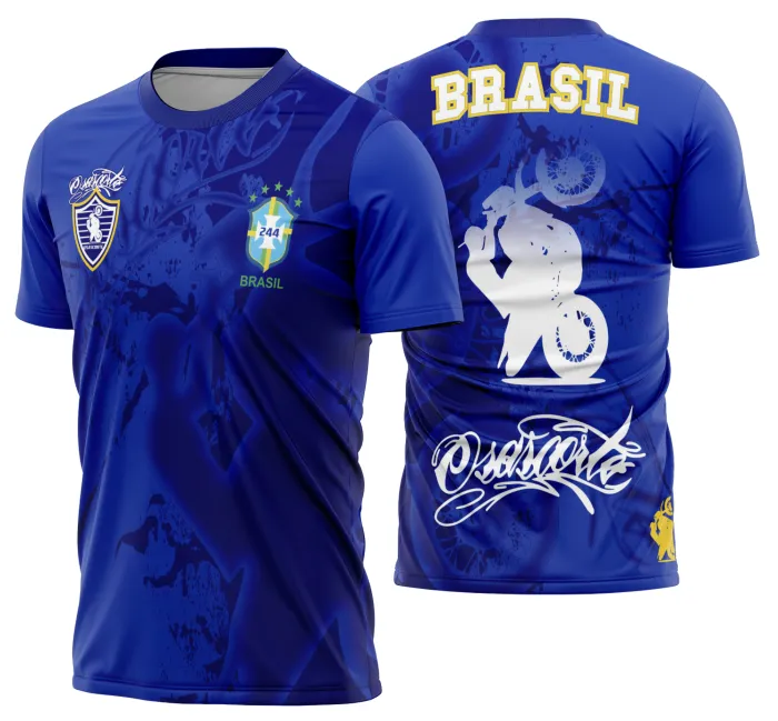 Camiseta unissex preta com logo no peito e estampa grande nas costas inspirada no Brasil em ritmo de Copa do Mundo 2026, ideal para torcedores vibrantes e apaixonados pelo futebol.