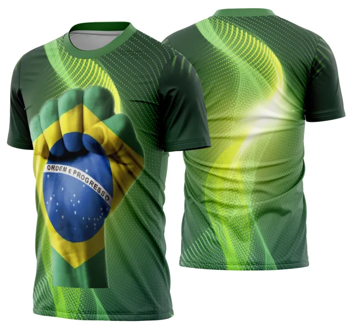 Camiseta unissex branca com logo no peito e estampa grande nas costas levando o tema Brasil em ritmo de Copa do Mundo 2026, perfeita para mostrar paixão pelo futebol com estilo.
