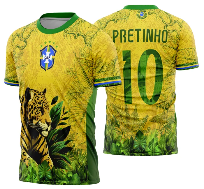 Camiseta unissex branca com logo no peito e estampa grande nas costas destacando o ritmo e paixão do Brasil para a Copa do Mundo 2026 em modelo cheio de energia e atitude.