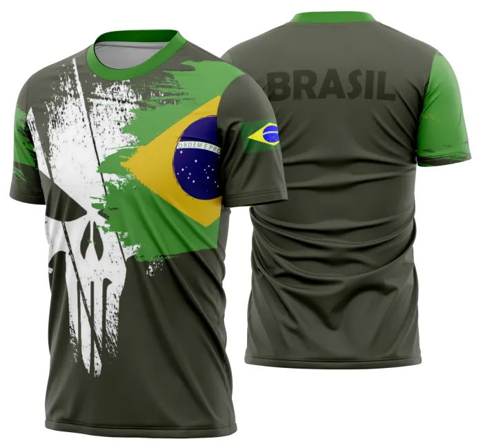 Camiseta unissex preta com logo no peito e estampa grande nas costas representando o Brasil em ritmo de Copa do Mundo 2026, perfeita para torcer com estilo e orgulho.