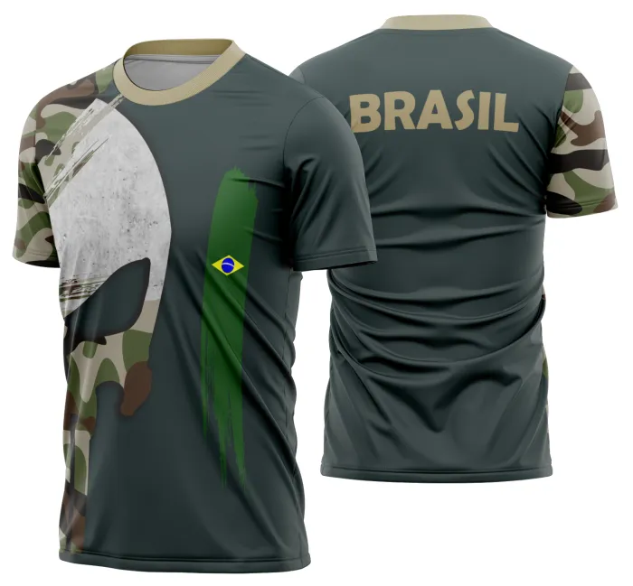 Camiseta unissex branca com logo no peito e estampa grande nas costas, tema Brasil em ritmo de Copa do Mundo 2026, design vibrante e moderno para torcedores.