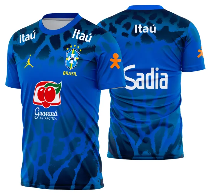 Camiseta unissex preta com logo no peito e estampa grande nas costas com tema Brasil Pré-Jogo II 2026 - 2028, destacando estilo esportivo e moderno para fãs da Seleção Brasileira.