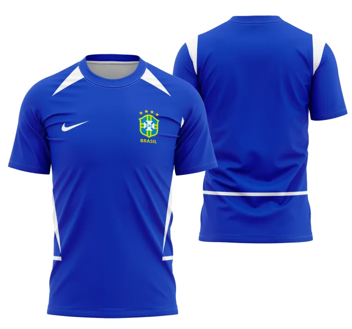 Camiseta unissex preta com logo no peito e estampa grande nas costas com tema da camisa Brasil Visita 2002, ideal para fãs de futebol e design esportivo.