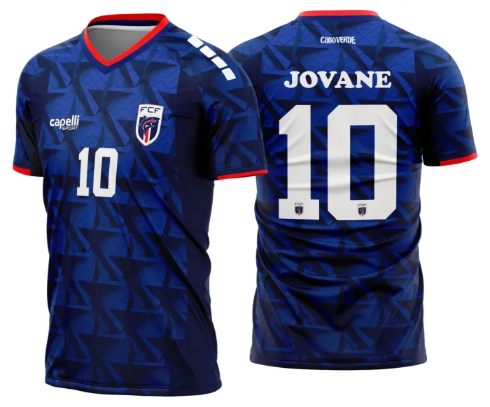 Camiseta unissex branca com logo no peito e estampa grande nas costas do uniforme Cabo Verde titular 2026-2028, design moderno e vibrante para torcedores apaixonados