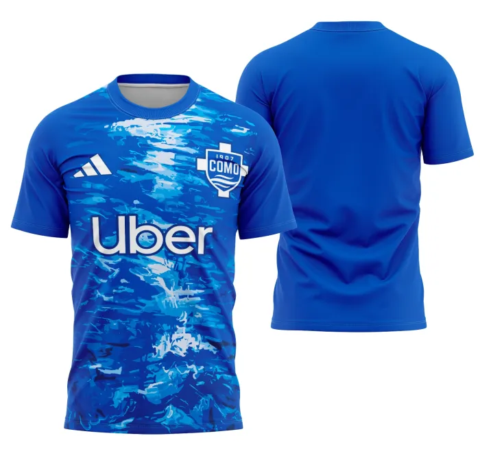 Camiseta unissex com cor base preta, logo no peito e estampa grande nas costas mostrando o design do uniforme de calcio principal 2025-26, ideal para fãs e colecionadores.