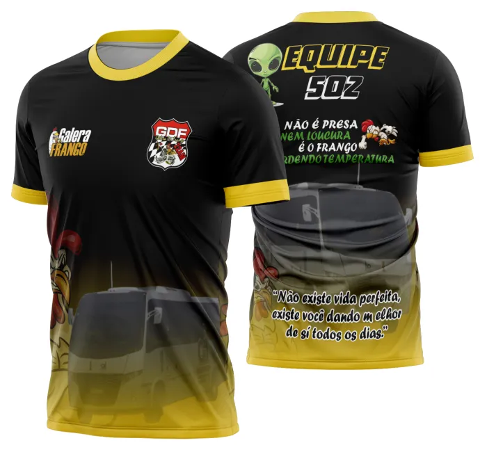 Camiseta unissex preta com logo no peito e estampa grande nas costas mostrando caminhoneiro e carreta modelo 52, perfeita para fãs de caminhões.